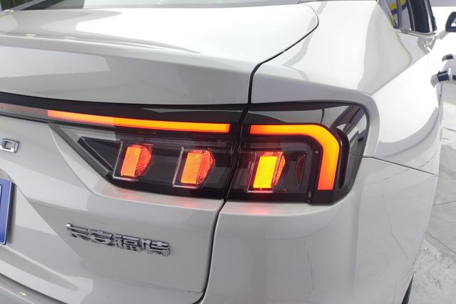Ford Mondeo 2023, фото 8