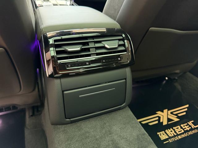 Audi A8 2021, фото 17