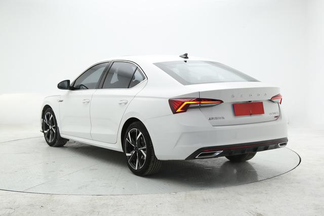 Skoda Octavia 2022, фото 4
