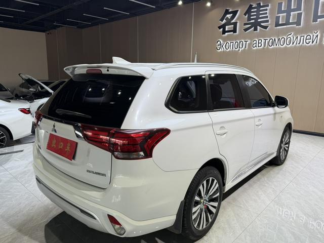 Mitsubishi Outlander 2021, фото 4