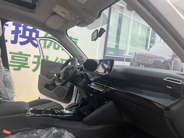 Peugeot 2008 2022, фото 15