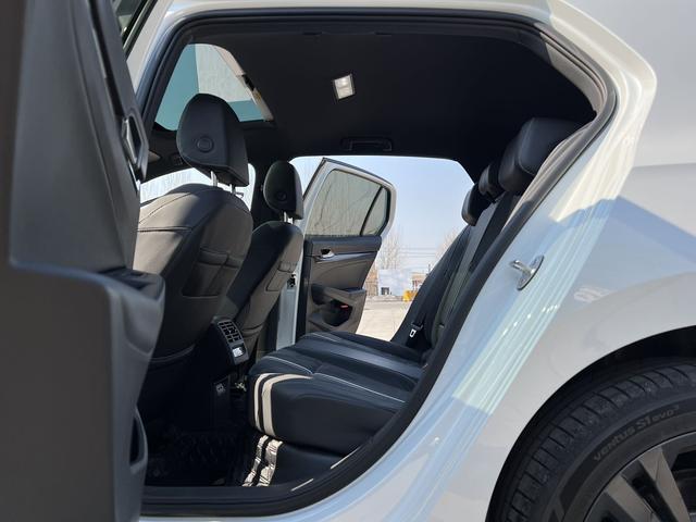 Volkswagen Golf 2023, фото 9