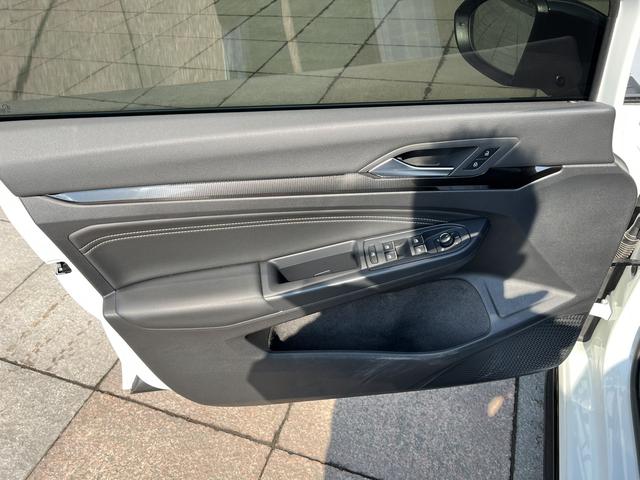 Volkswagen Golf 2023, фото 17