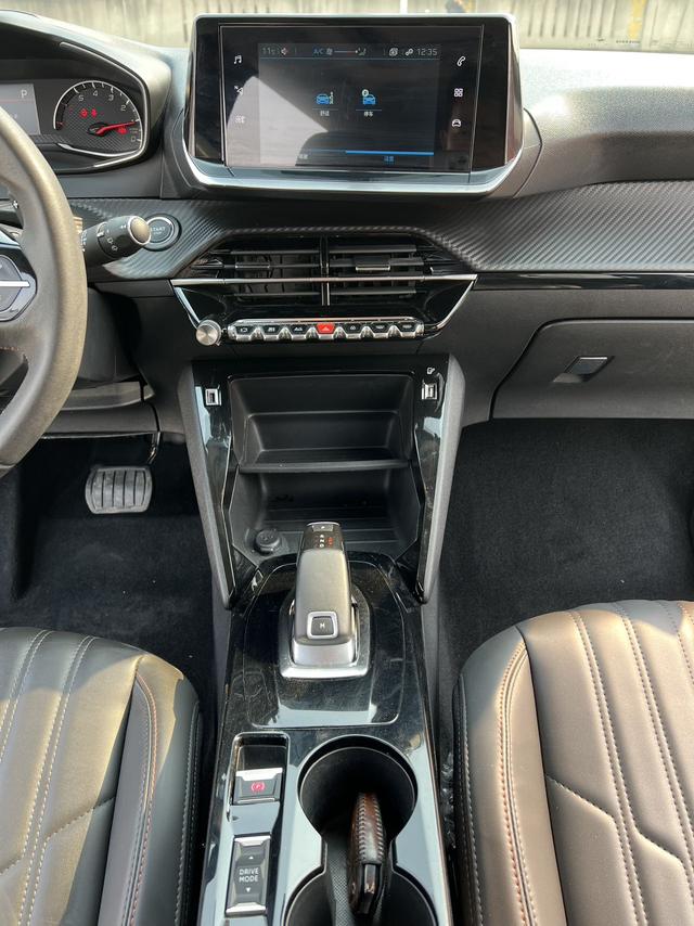 Peugeot 2008 2022, фото 15