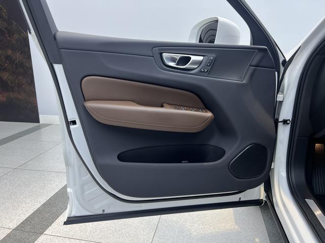 Volvo XC60 2023, фото 12