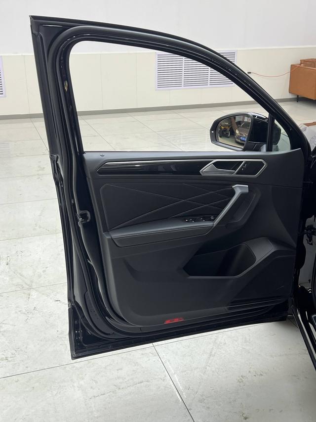 Volkswagen Tiguan 2023, фото 11