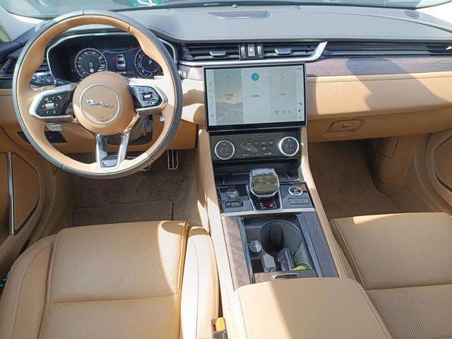 Jaguar XFL 2025, фото 4