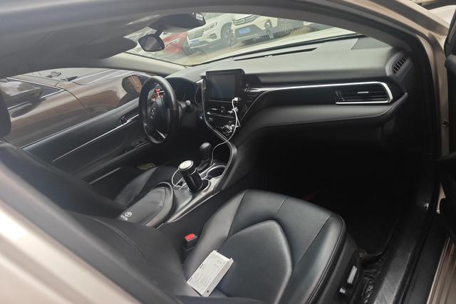 Toyota Camry 2023, фото 6