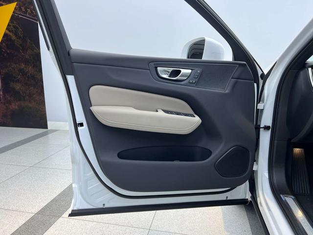 Volvo XC60 2026, фото 12