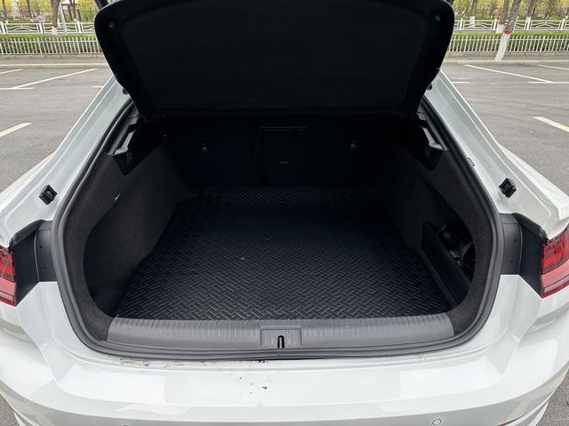 Volkswagen CC 2023, фото 15