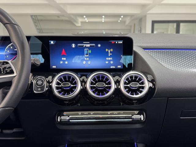 Mercedes-Benz GLA 2024, фото 12