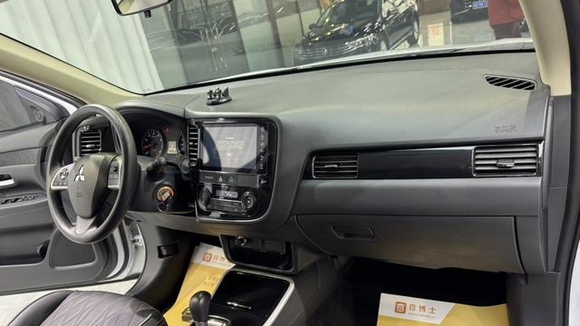 Mitsubishi Outlander 2021, фото 15