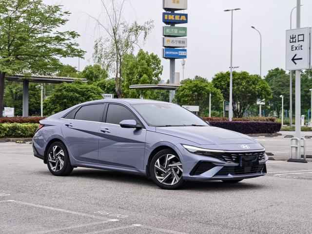 Hyundai Elantra 2023, фото 3