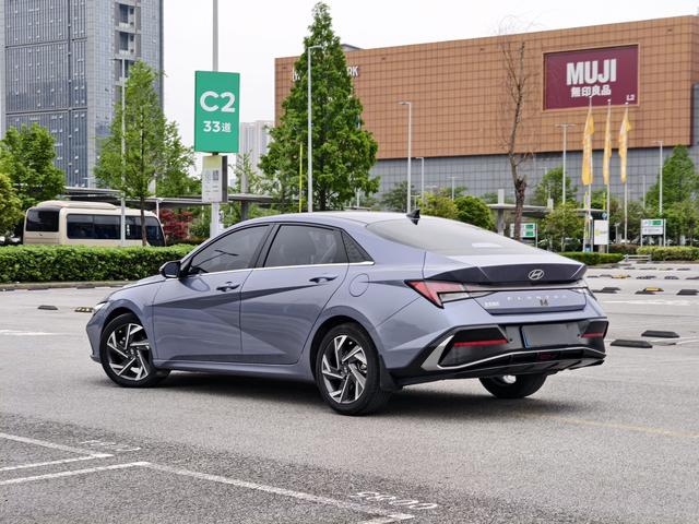 Hyundai Elantra 2023, фото 4