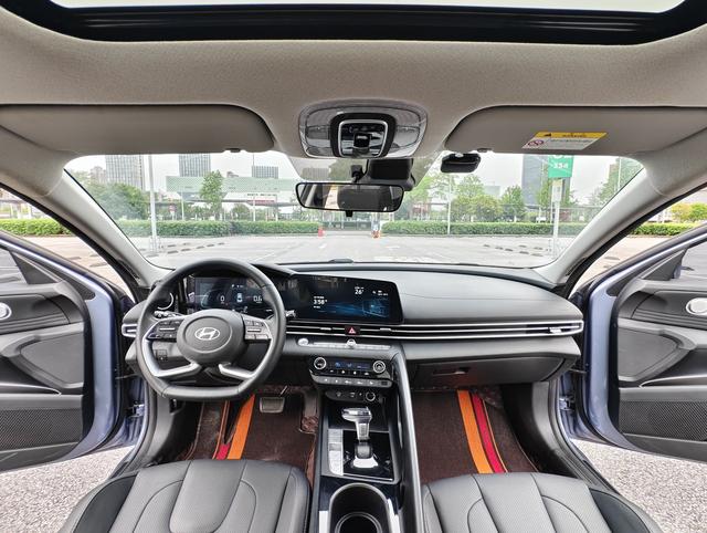 Hyundai Elantra 2023, фото 12