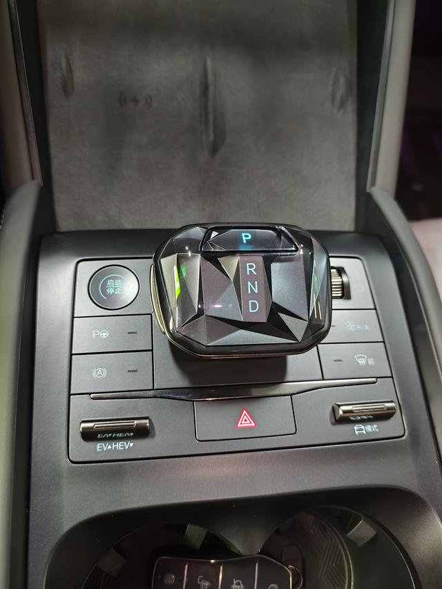 BYD Qin L DM 2025, фото 15