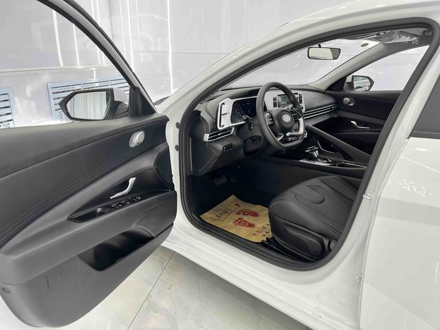 Hyundai Elantra 2023, фото 7