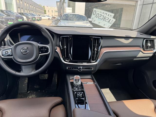 Volvo S60 2025, фото 5