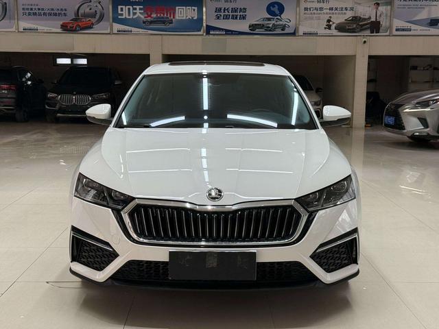 Skoda Octavia 2022, фото 2