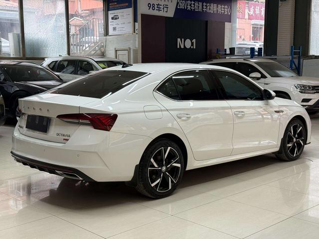 Skoda Octavia 2022, фото 4