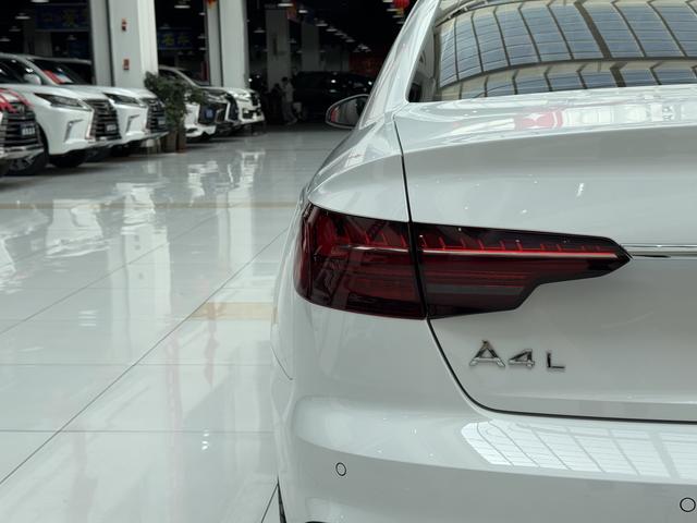 Audi A4L 2023, фото 16