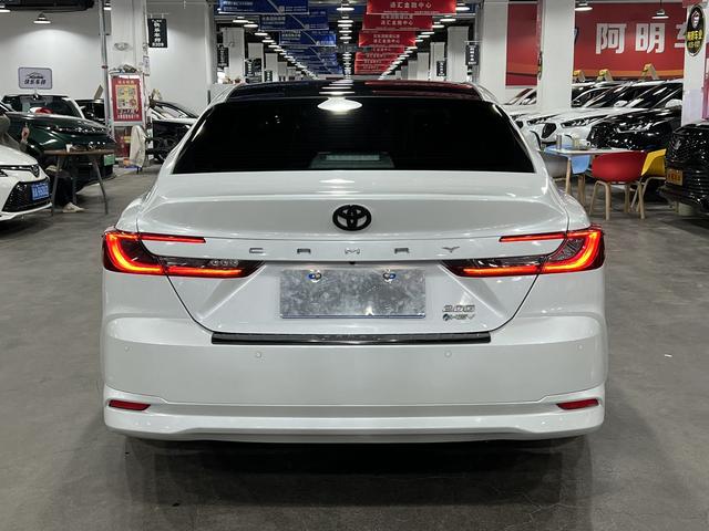 Toyota Camry 2024, фото 17