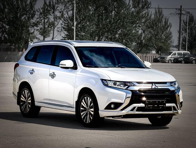 Mitsubishi Outlander 2021, фото 3