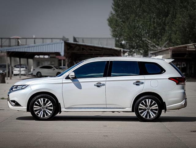 Mitsubishi Outlander 2021, фото 7