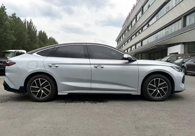 BYD Qin L DM 2024, фото 11