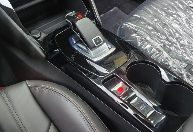 Peugeot 2008 2022, фото 14
