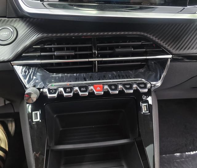 Peugeot 2008 2022, фото 15
