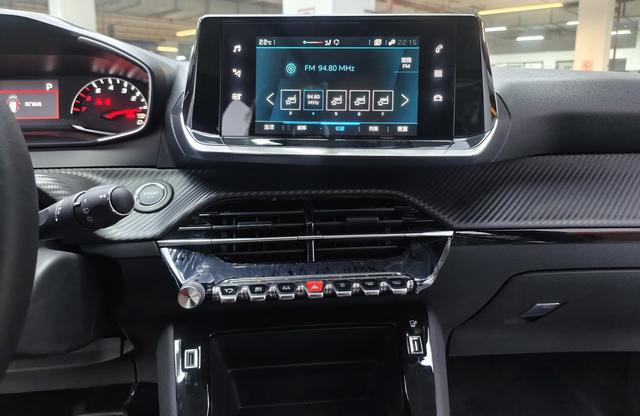 Peugeot 2008 2022, фото 16