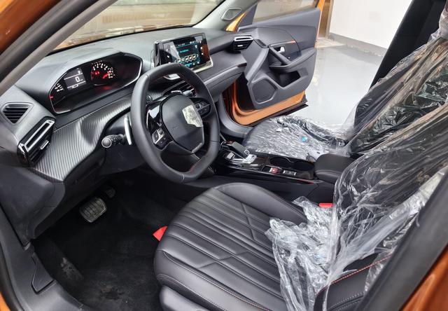 Peugeot 2008 2022, фото 17
