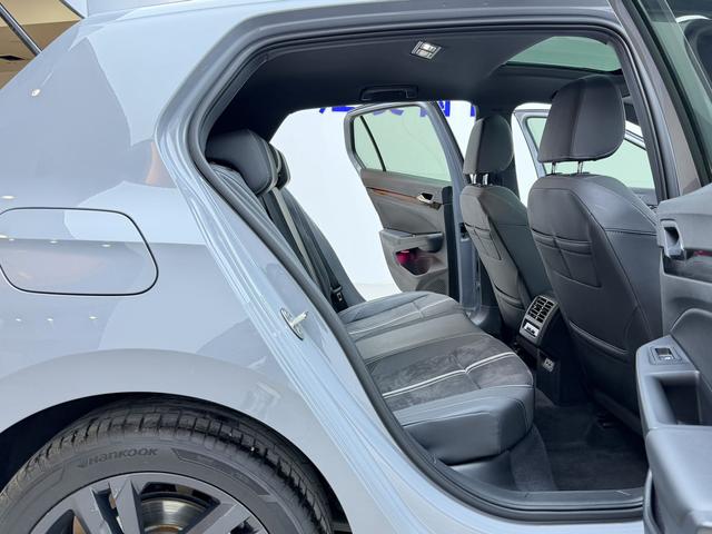 Volkswagen Golf 2023, фото 17