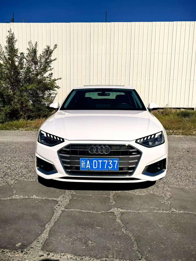 Audi A4L 2022, фото 2