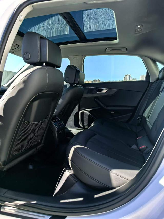 Audi A4L 2022, фото 6