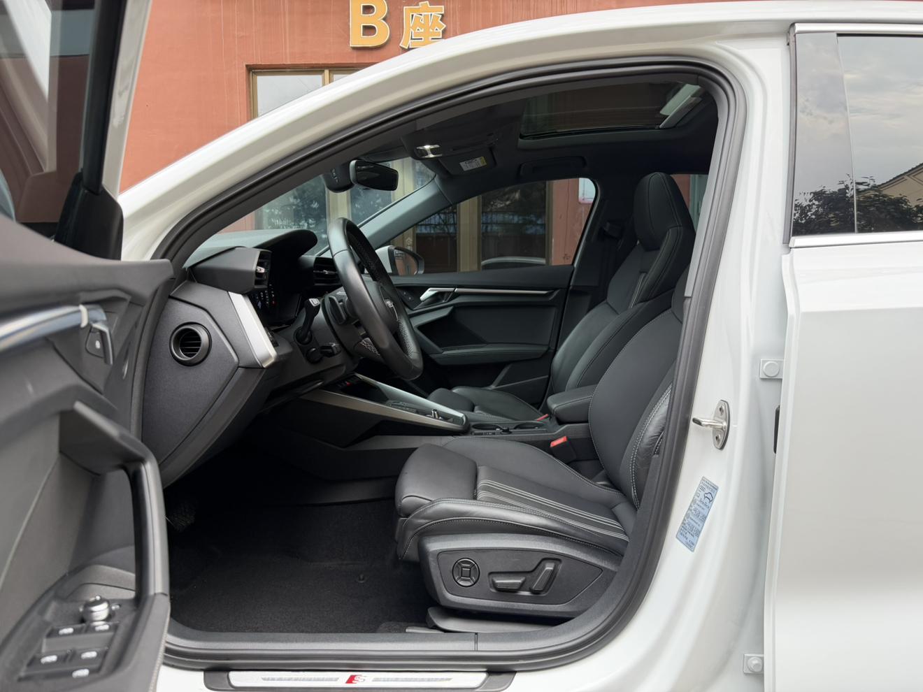 Audi A3 2023, фото 5