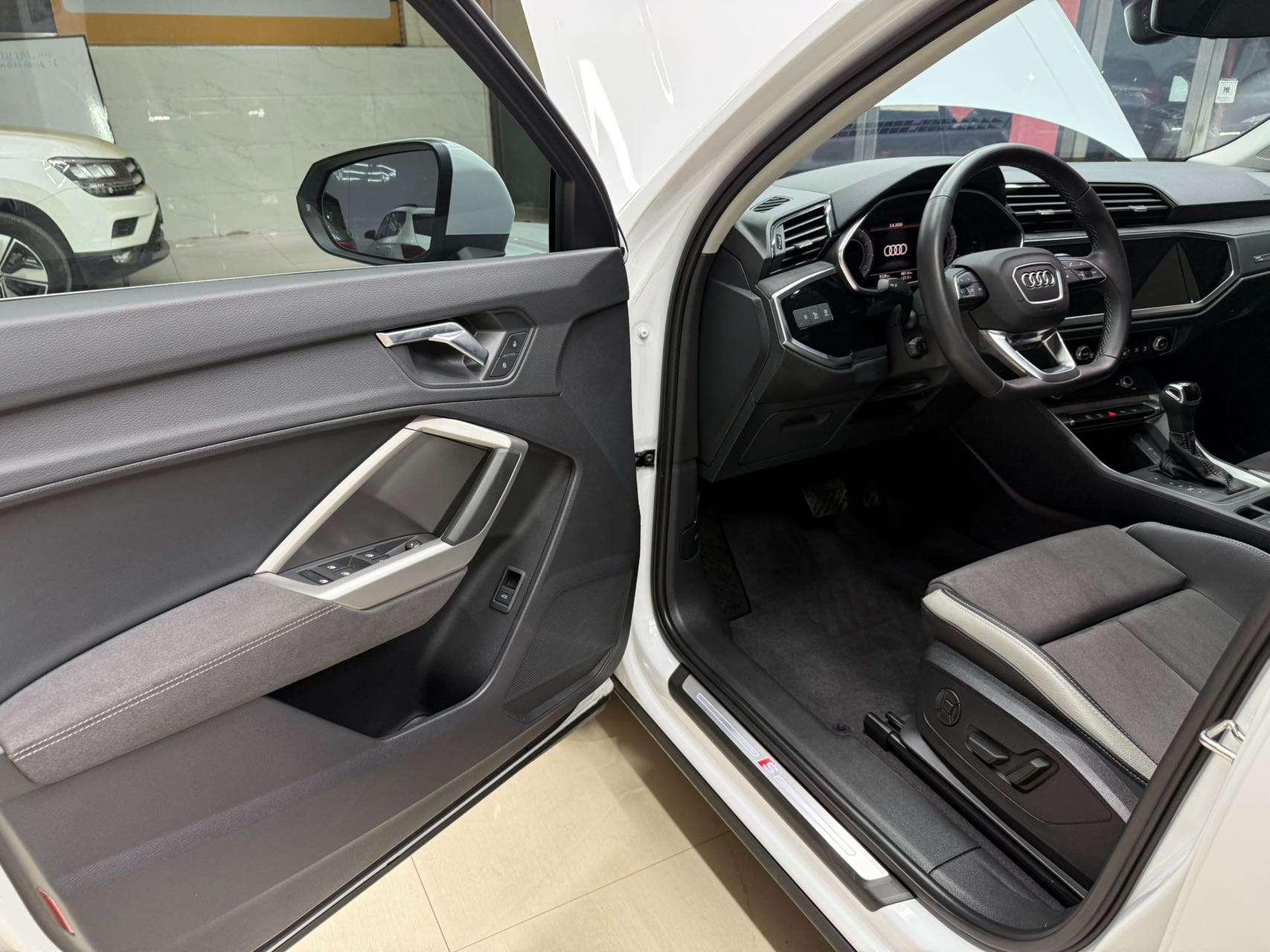 Audi Q3 2023, фото 8