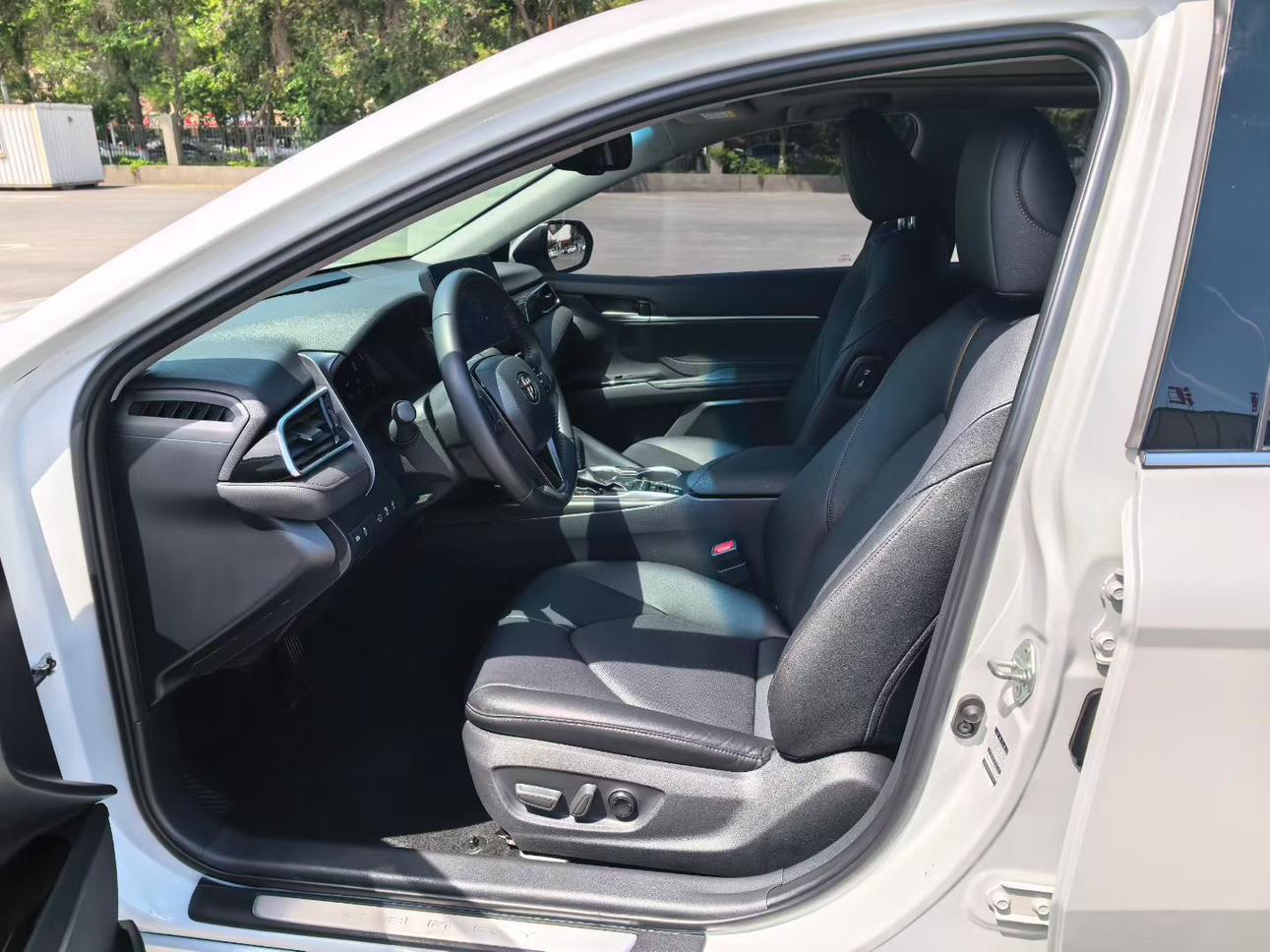 Toyota Camry 2023, фото 4