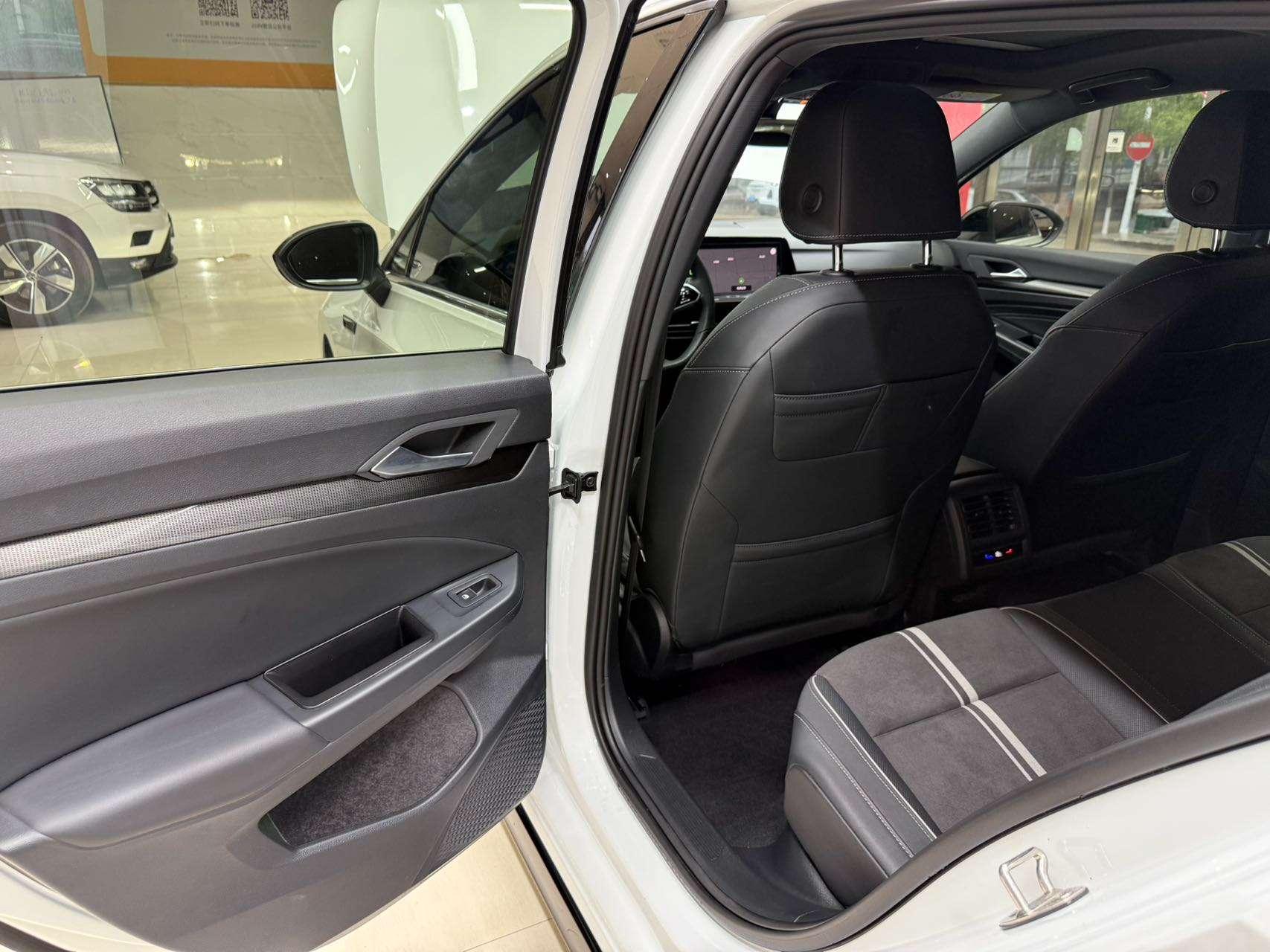 Volkswagen Golf 2023, фото 17
