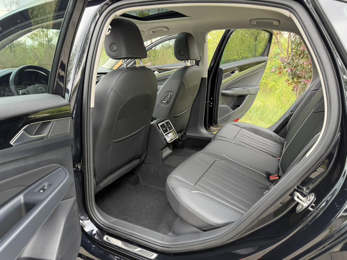 Volkswagen Passat 2023, фото 17