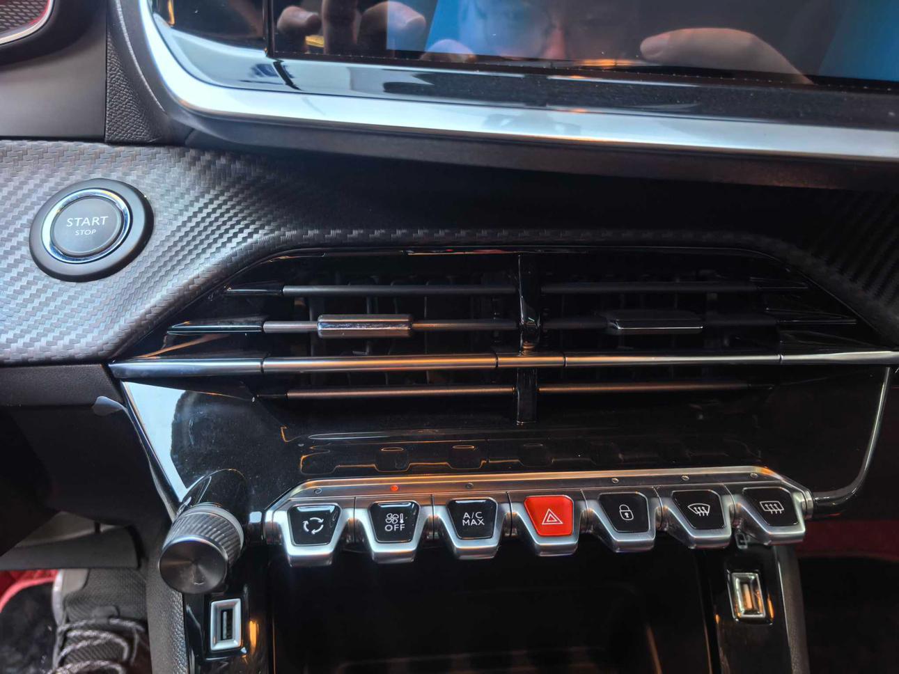 Peugeot 2008 2022, фото 14