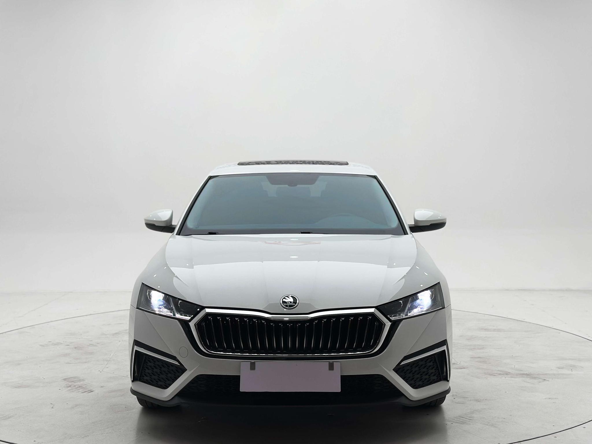 Skoda Octavia 2023, фото 2