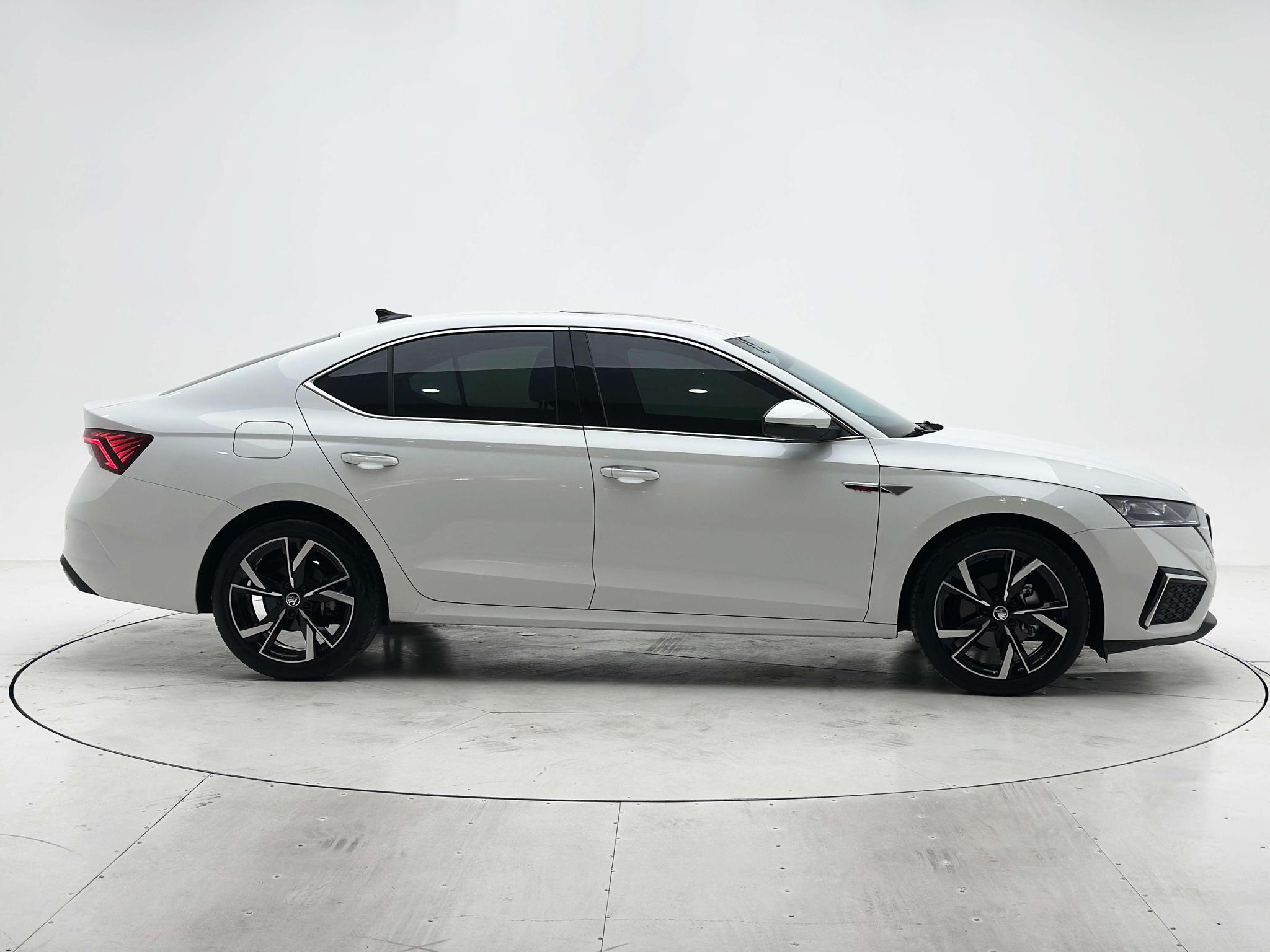 Skoda Octavia 2023, фото 9