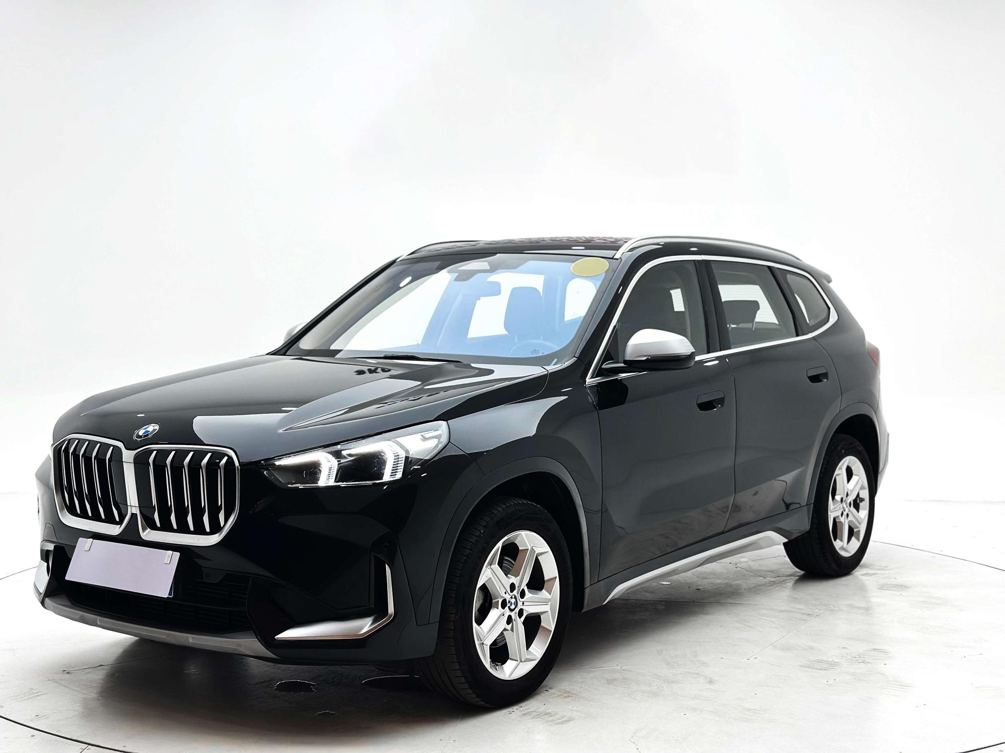 BMW X1 2023, 1.5 л турбо, робот (DCT), передний, пробег 32 000 км — авто из Китая с пробегом