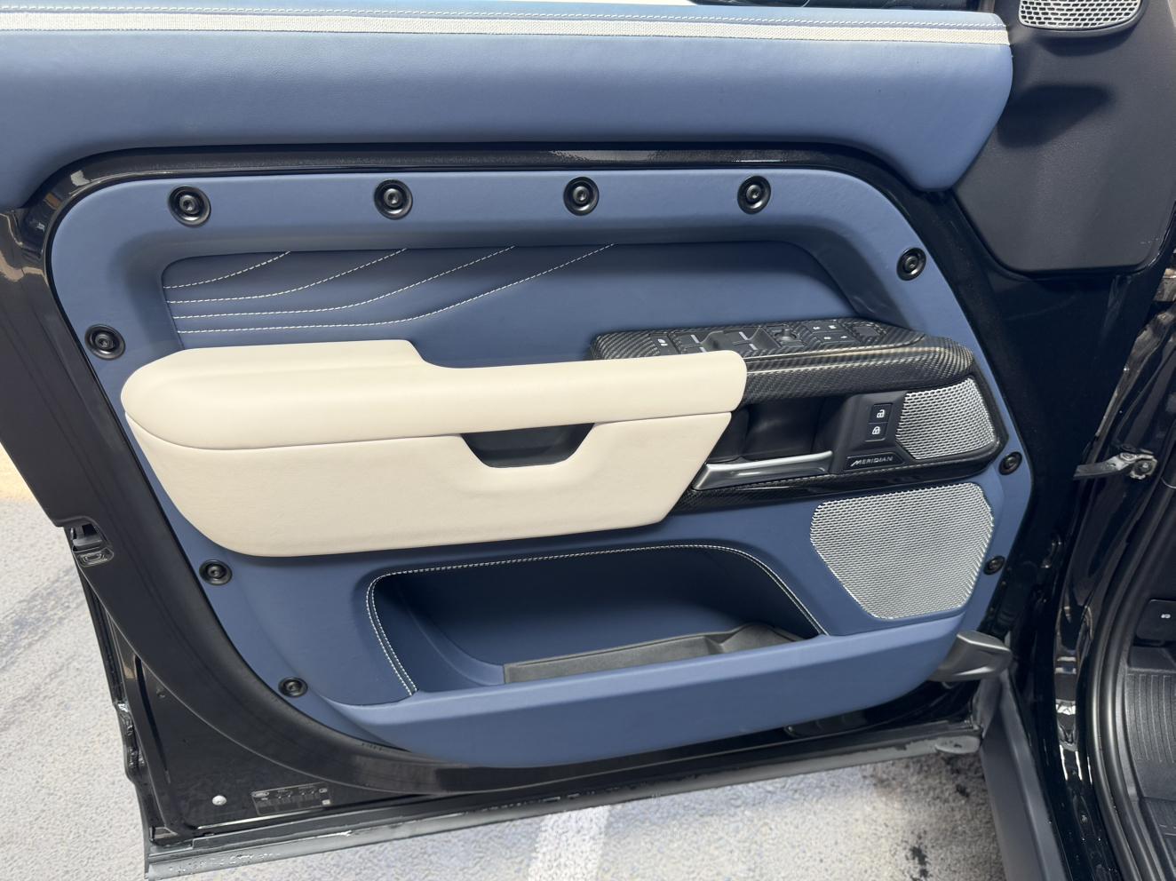 Land Rover Defender 2023, фото 11