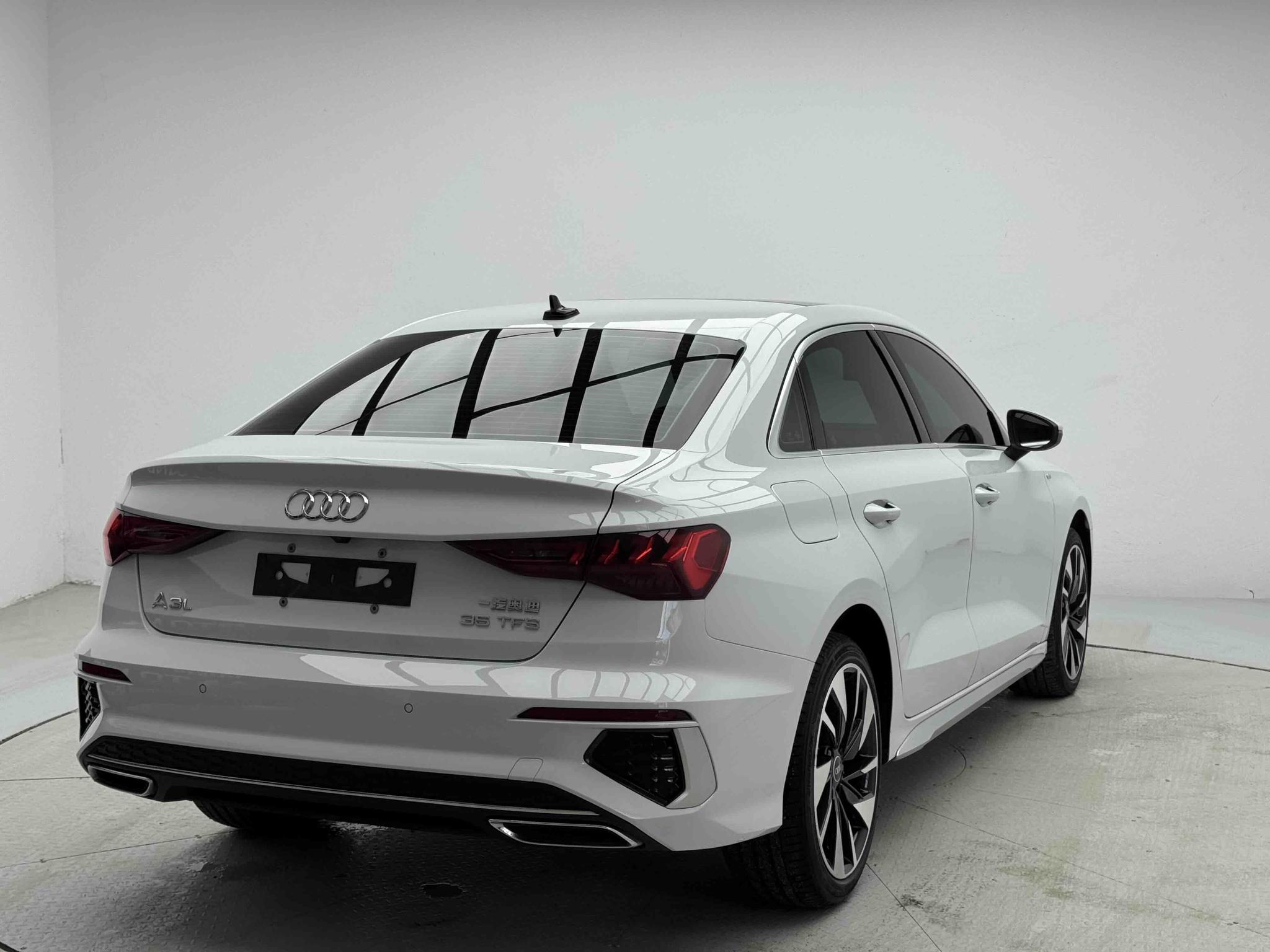 Audi A3 2023, фото 2