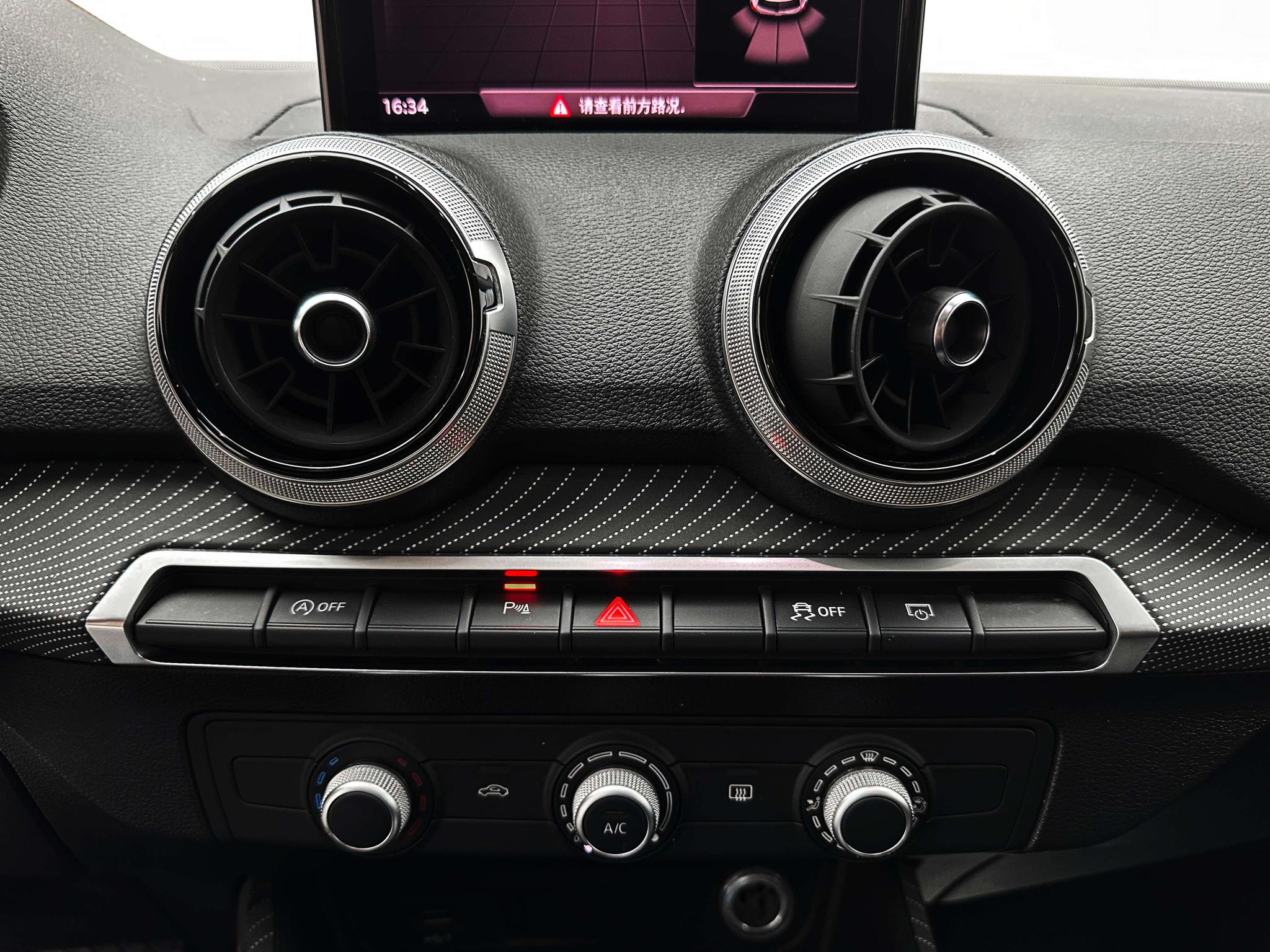 Audi Q2L 2022, фото 17