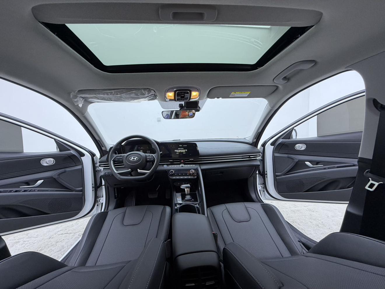 Hyundai Elantra 2023, фото 17