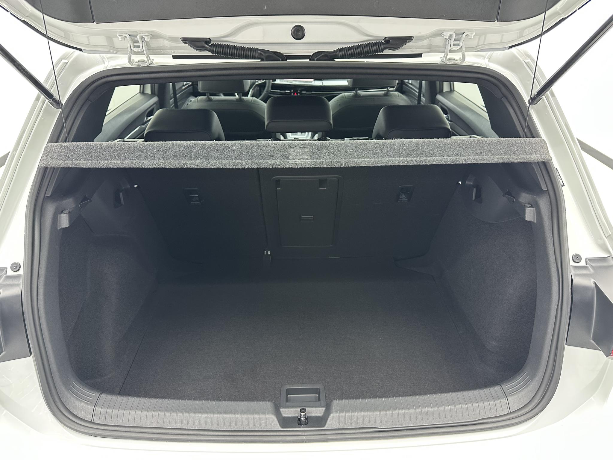 Volkswagen Golf 2023, фото 17